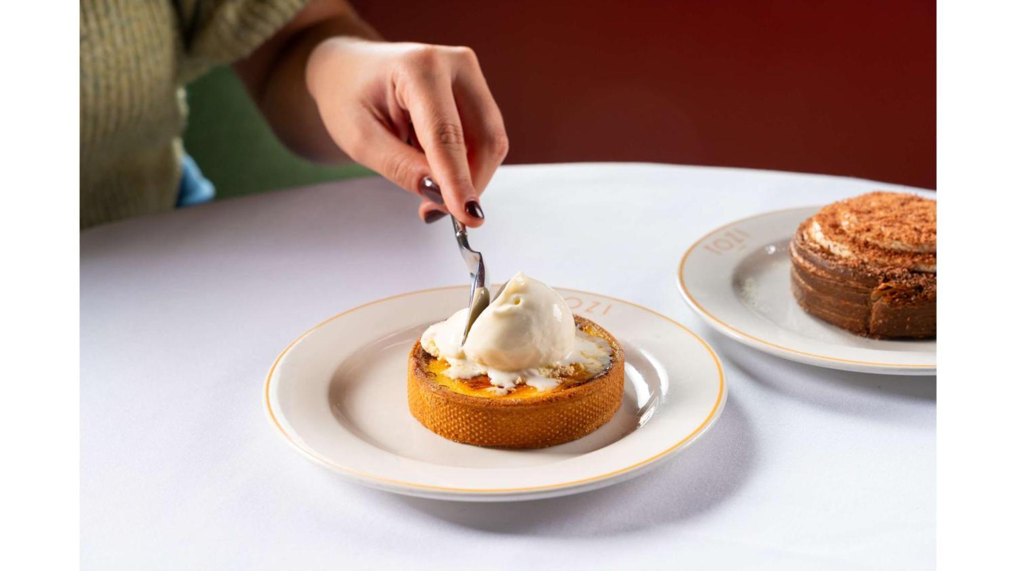 Art'Otel London Battersea Power Station, Powered By Radisson Hotels Buitenkant foto A person cutting into a pumpkin pie