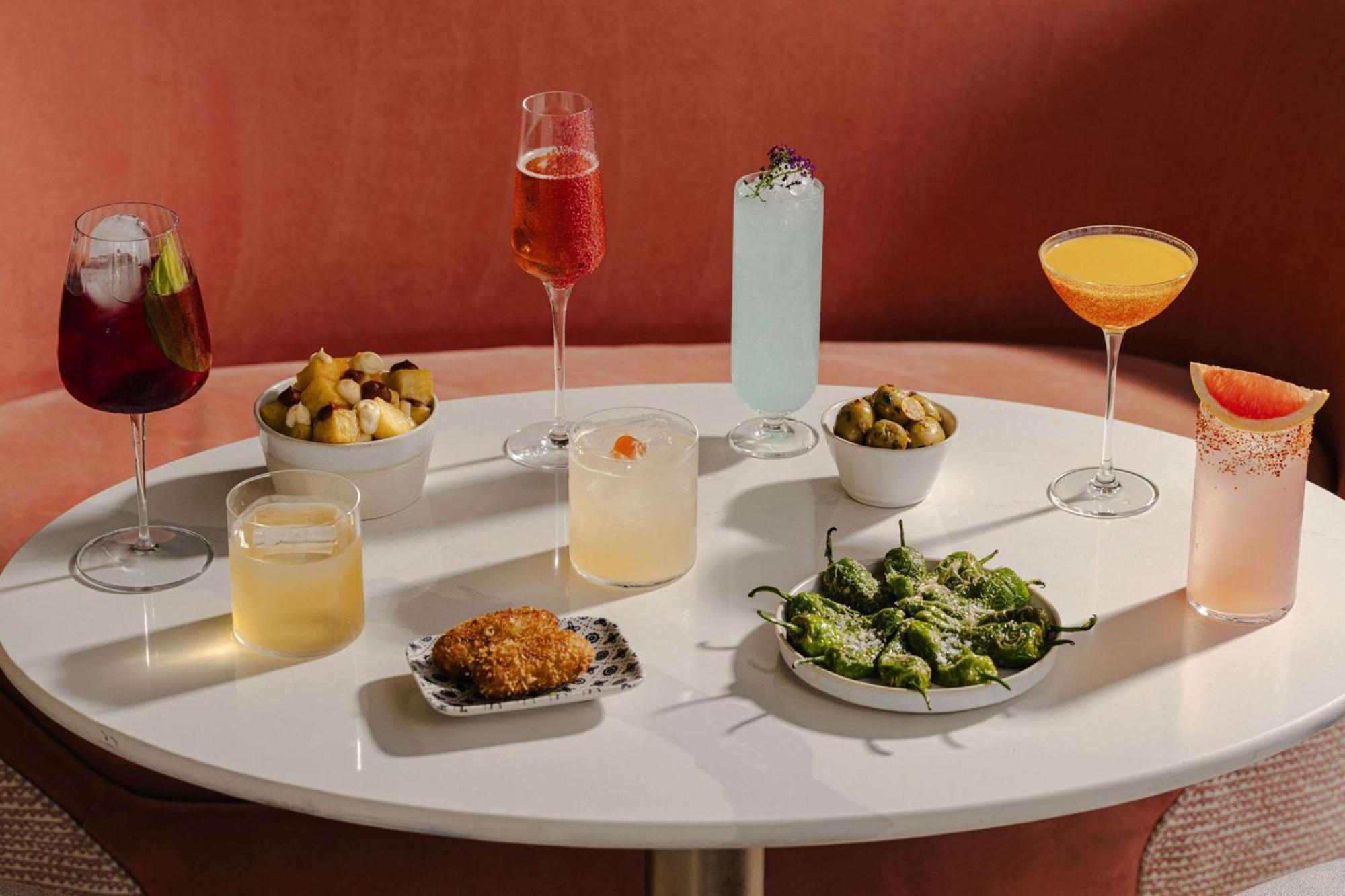 Art'Otel London Battersea Power Station, Powered By Radisson Hotels Buitenkant foto Cocktails and tapas at the restaurant