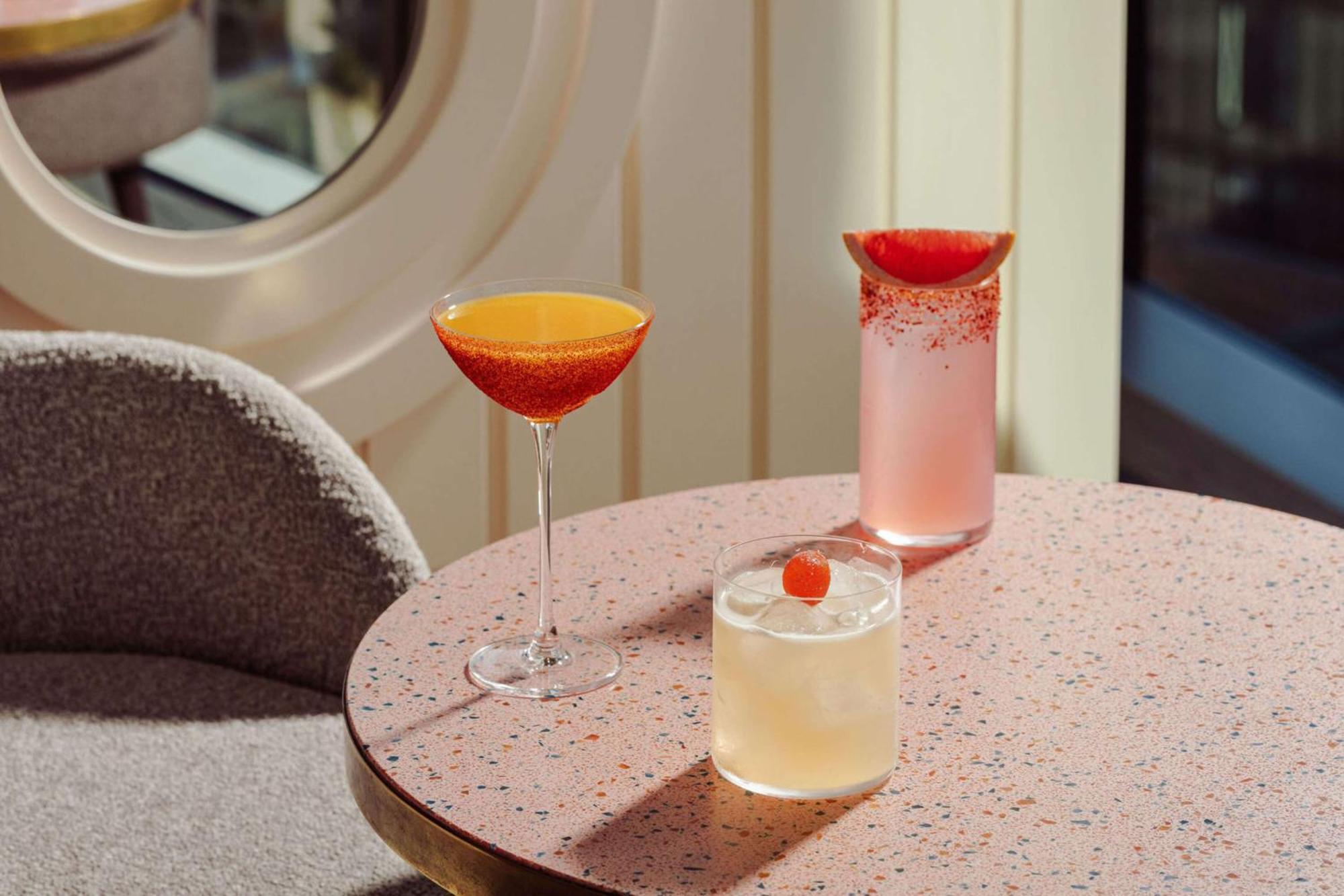Art'Otel London Battersea Power Station, Powered By Radisson Hotels Buitenkant foto Cocktails at the bar